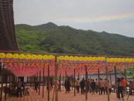 (포토뉴스) 부처님 오신날, 화엄사에 나타난 일곱 빛깔 무지개