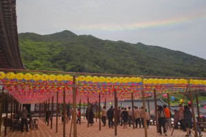 (포토뉴스) 부처님 오신날, 화엄사에 나타난 일곱 빛깔 무지개